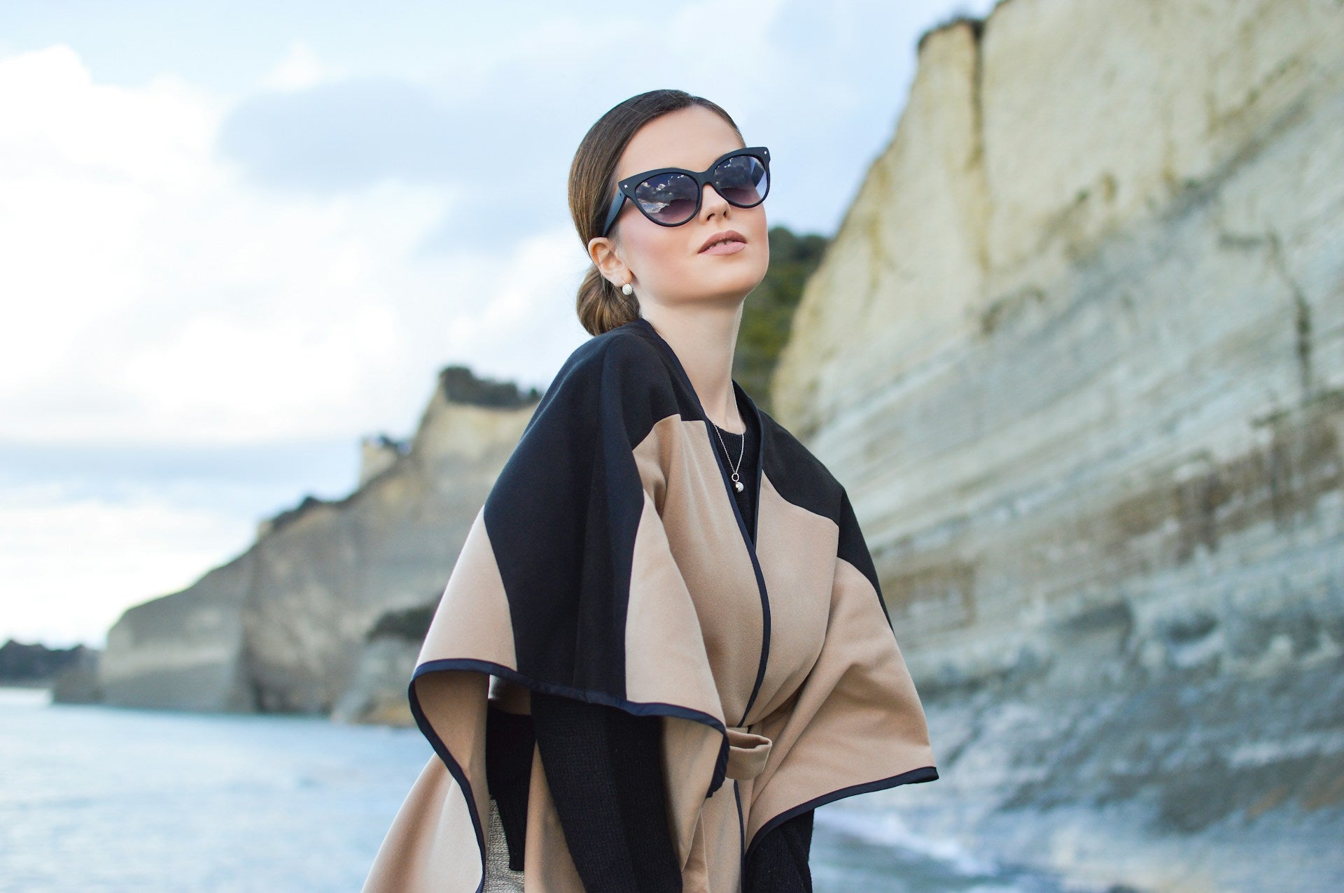 Casual Chic Kleider: Vielseitig und immer im Trend - by Aylin Koenig