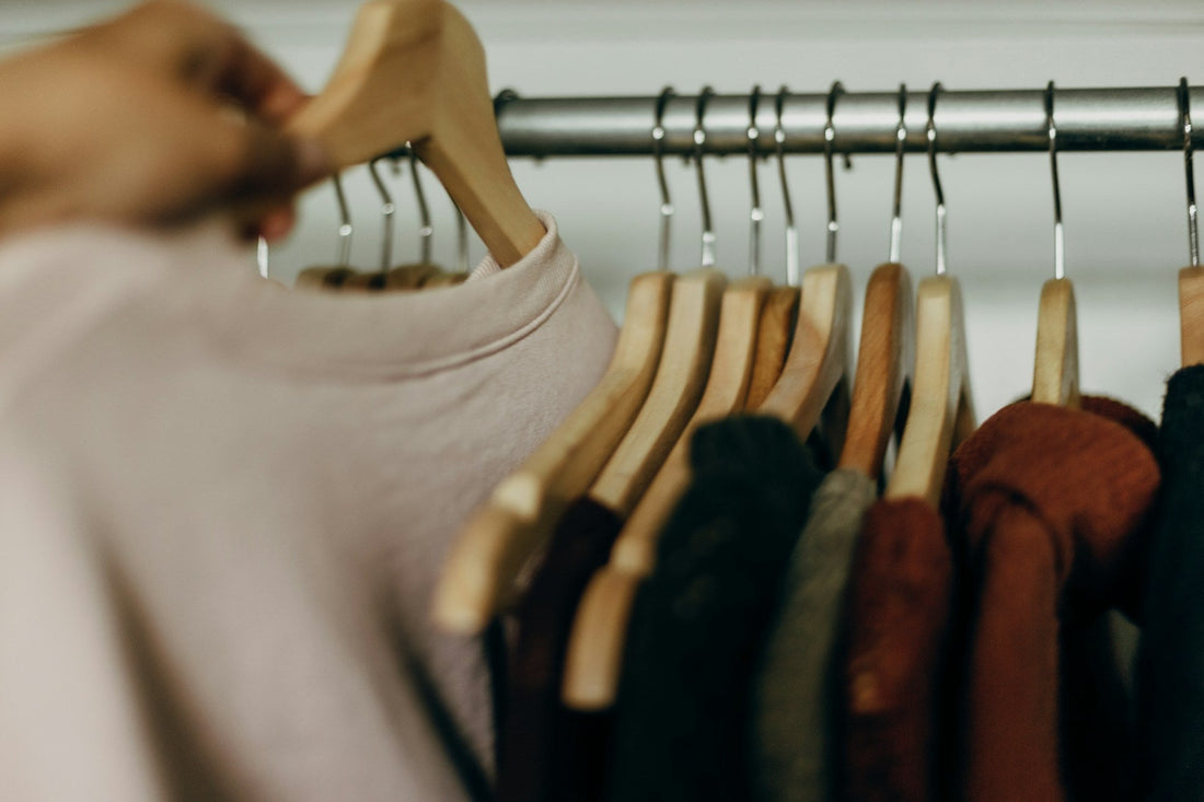 Die Ultimative Kleiderschrank-Revolution: Capsule Wardrobe neu definiert - by Aylin Koenig