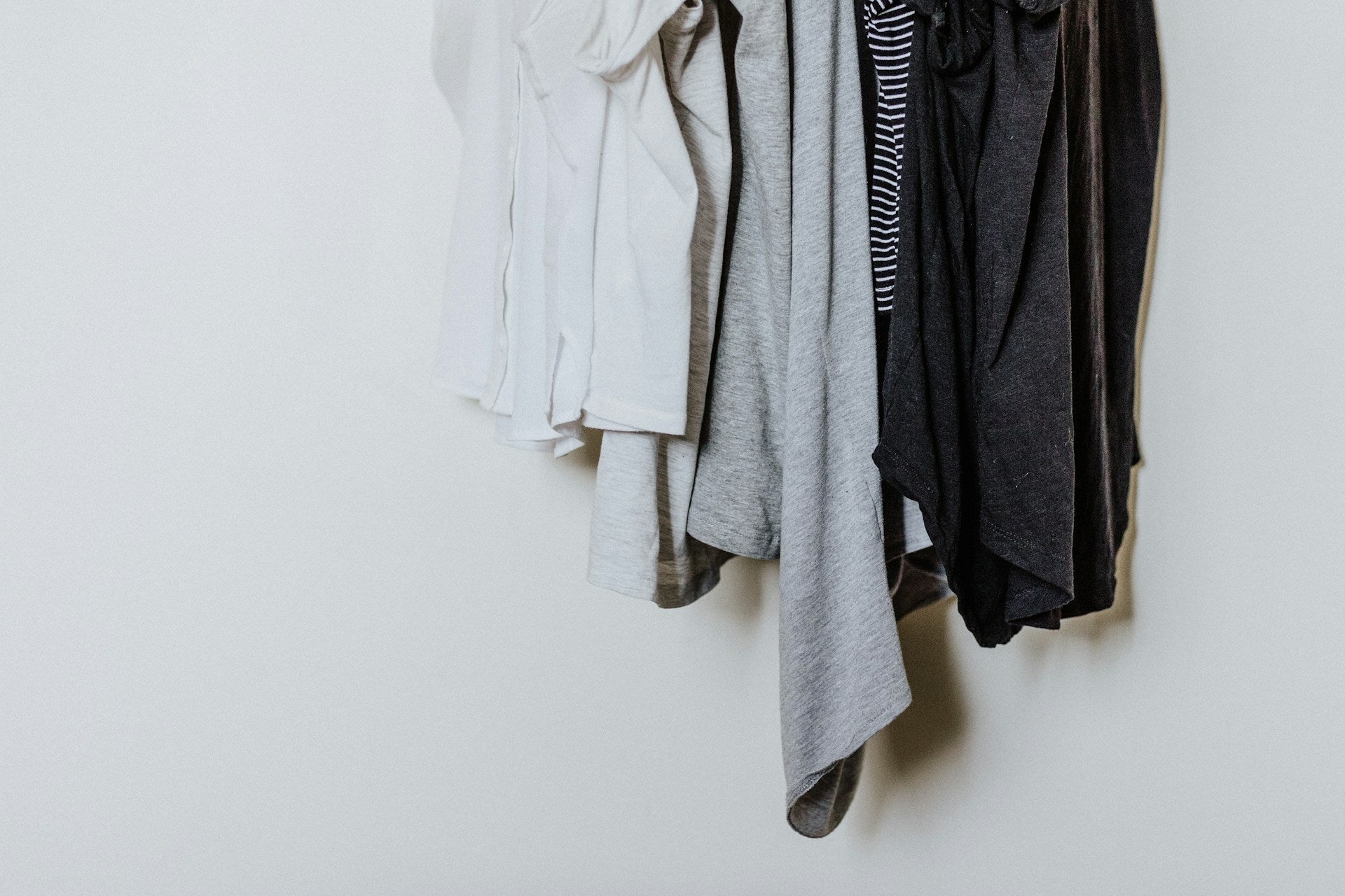 Entdecke die Fast Fashion Definition und ihre Folgen - by Aylin Koenig