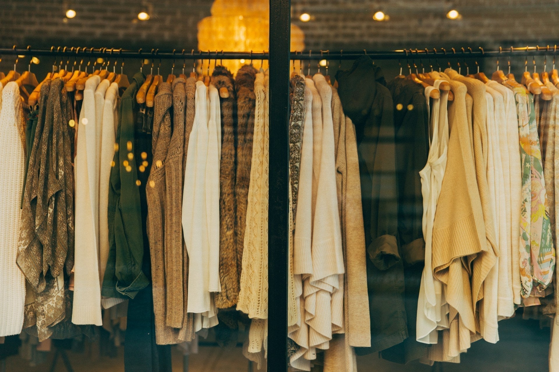 Fast Fashion Auswirkungen: Was du wirklich wissen solltest - by Aylin Koenig