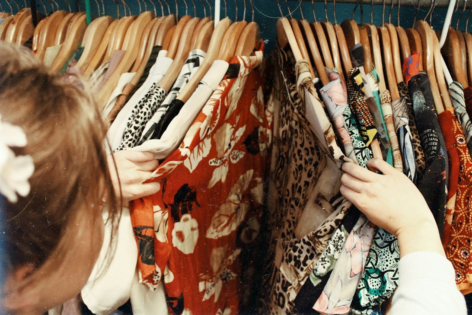 Fast Fashion Probleme: Warum weniger mehr ist - by Aylin Koenig