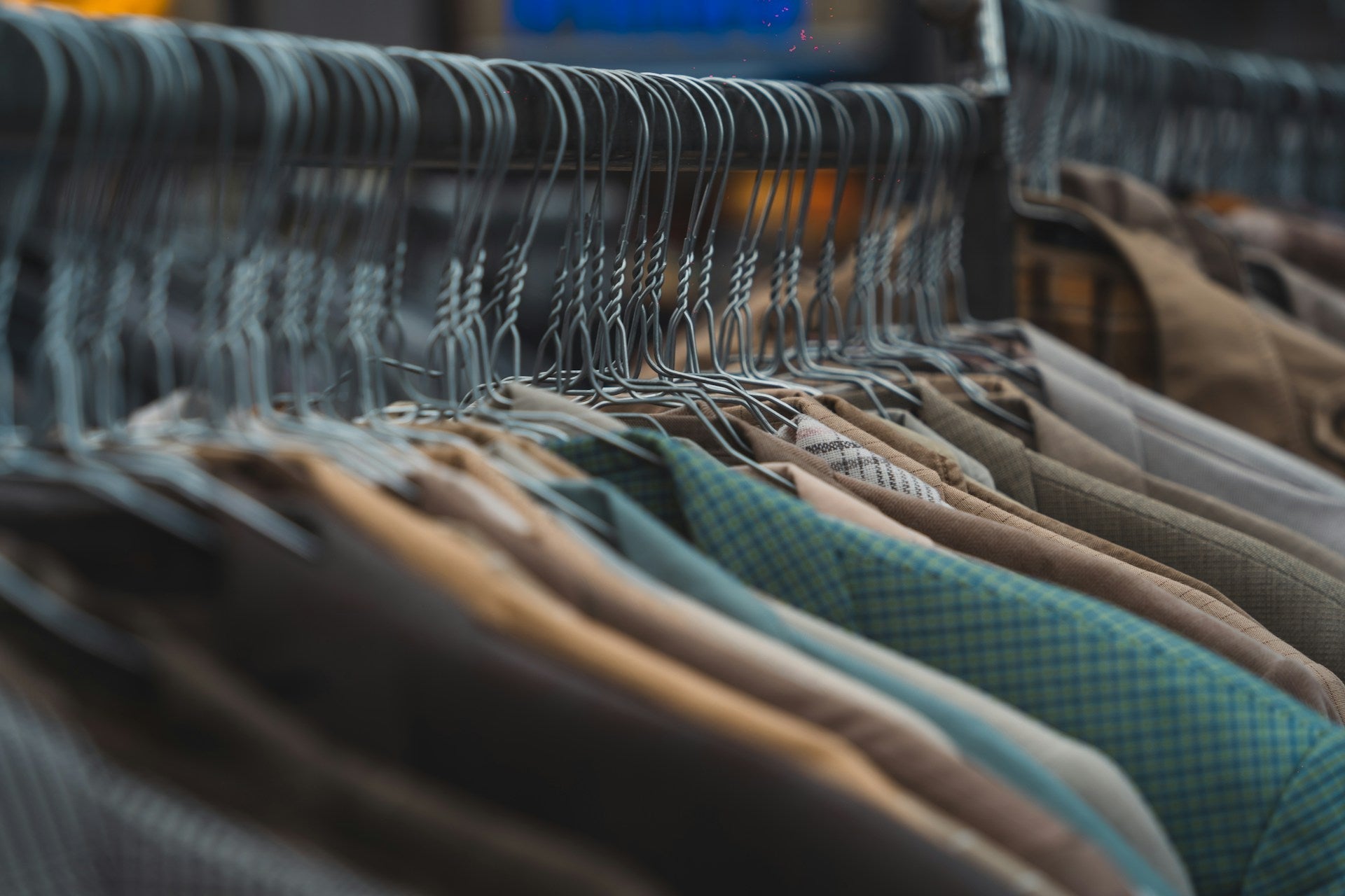 Fast Fashion: Warum du umweltfreundliche Alternativen wählen solltest - by Aylin Koenig