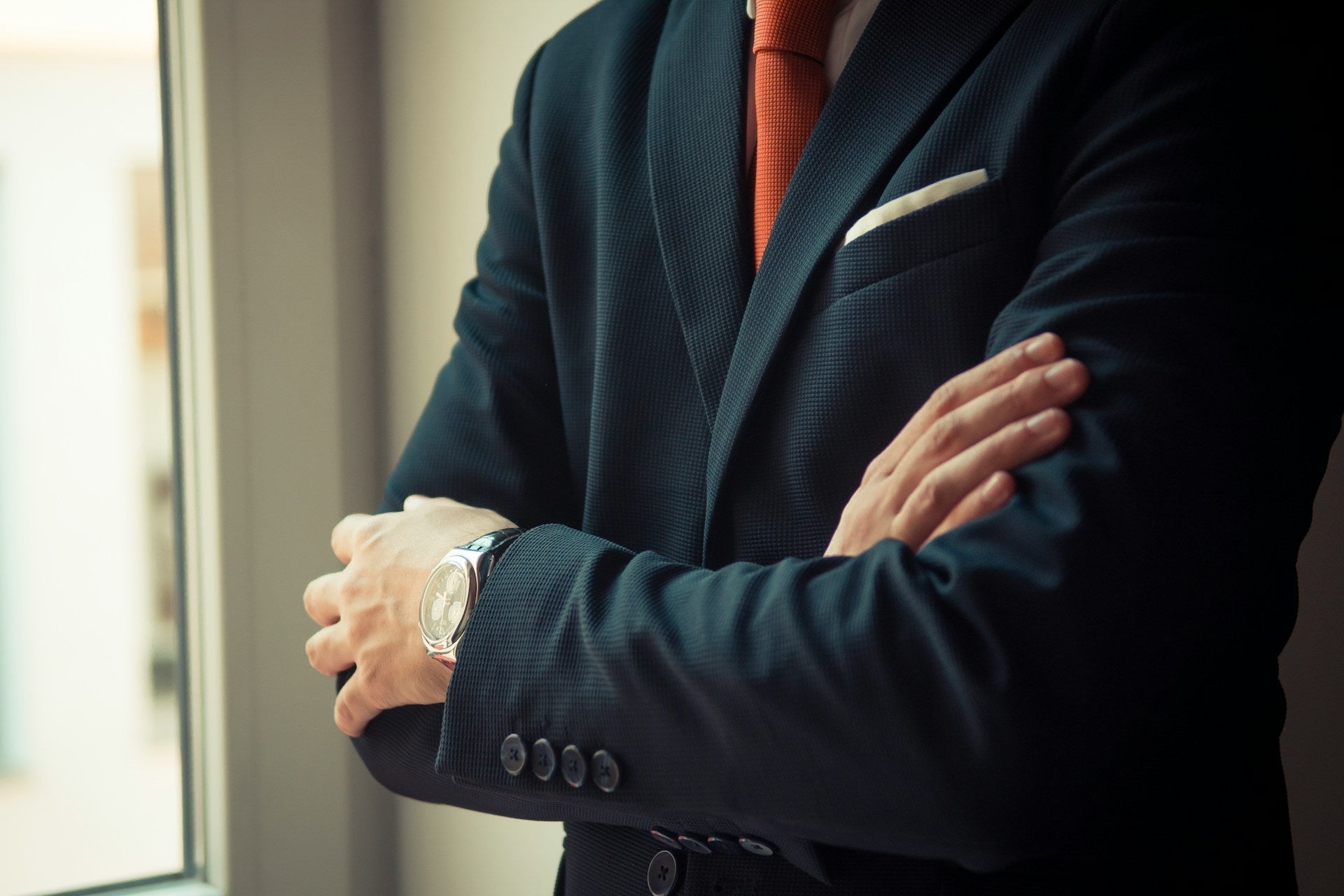 Mit diesen Tricks glänzt du beim Black Tie Dresscode Männer - by Aylin Koenig