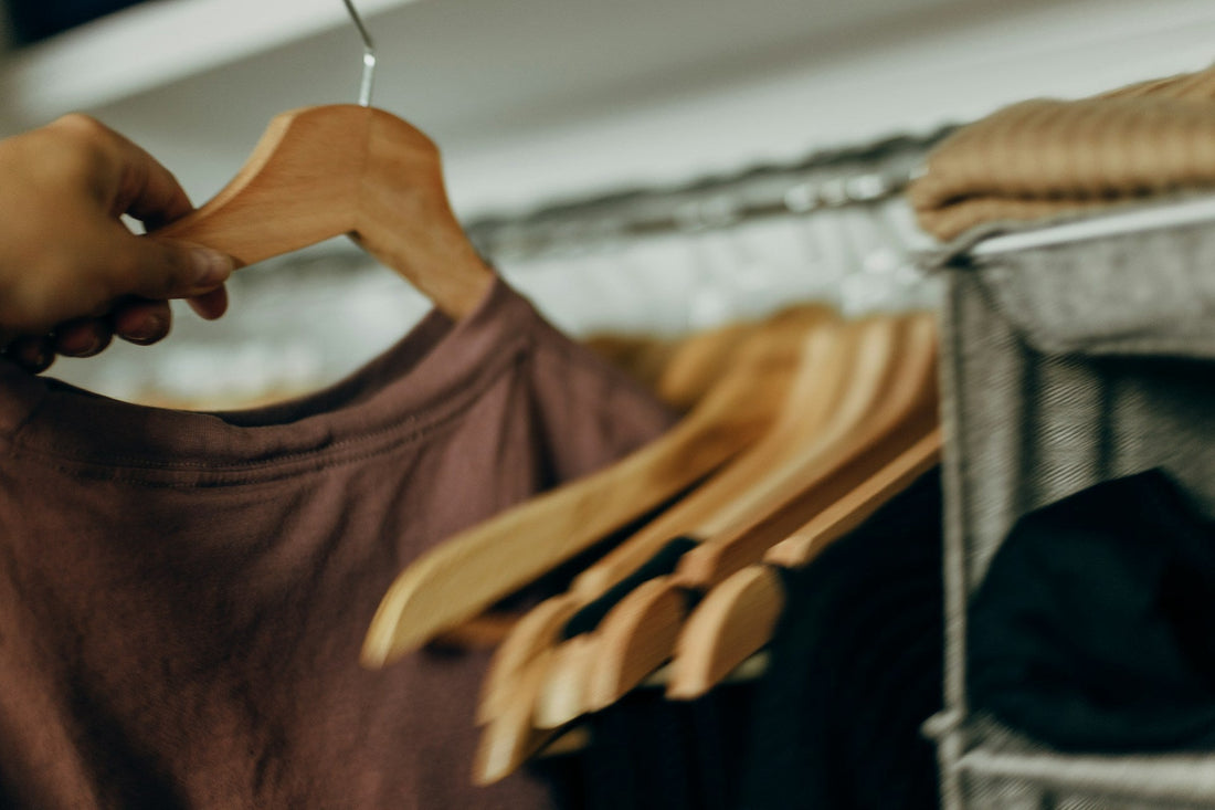 Slow Fashion vs Fast Fashion: Nachhaltigkeit leicht gemacht - by Aylin Koenig
