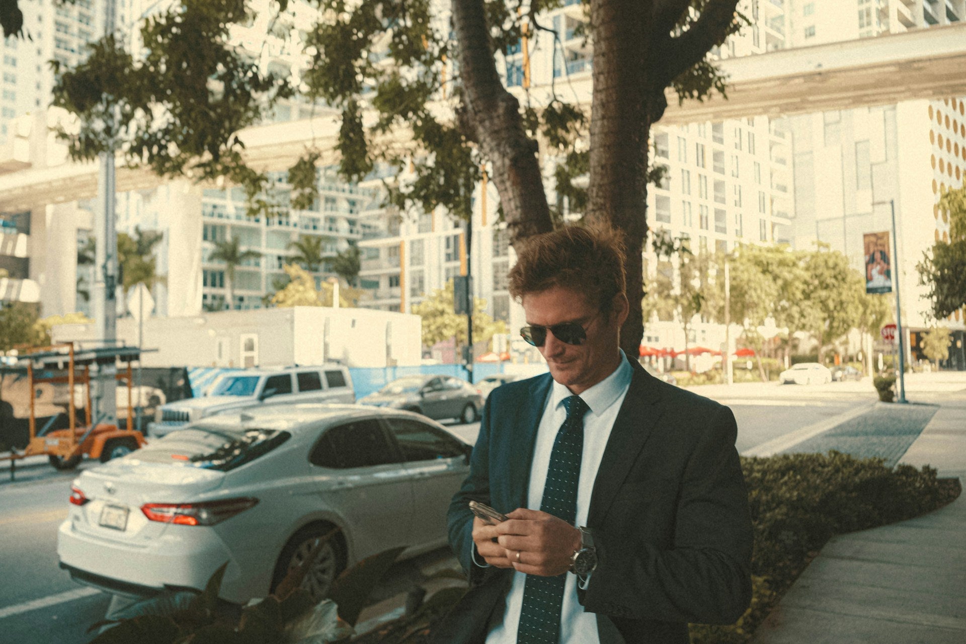 Smart Business Casual: Der Schlüssel zu einem gelungenen Auftritt - by Aylin Koenig