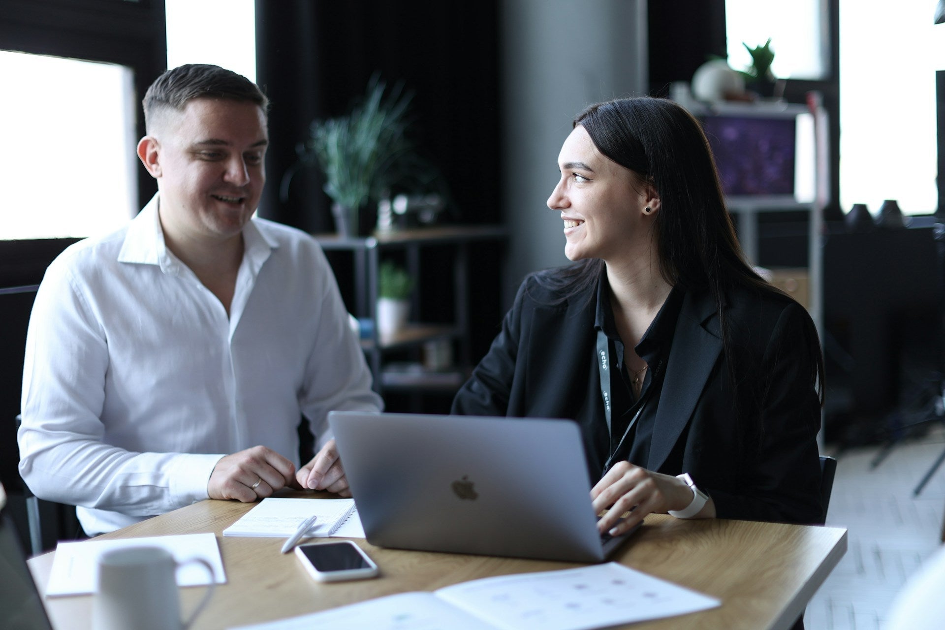 So gelingt der perfekte Business Casual Look für Frauen - by Aylin Koenig
