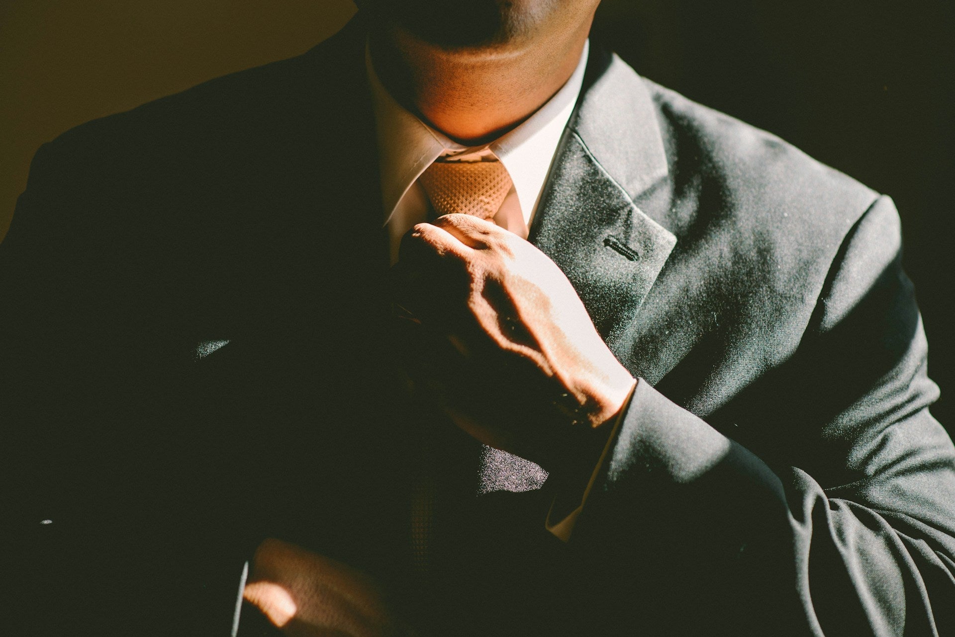 So stylst du deinen modernen Black Tie Look richtig - by Aylin Koenig