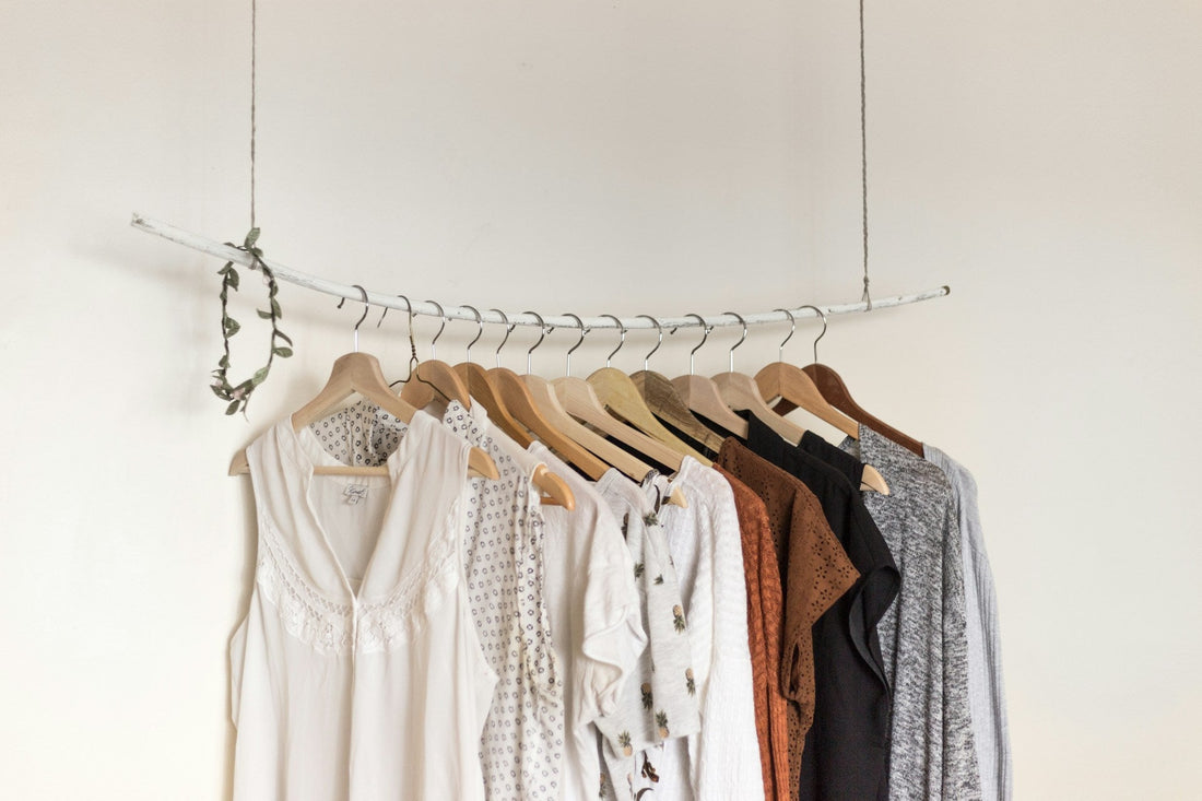 Stilvoll vereinfachen: Capsule Wardrobe Farbpalette Leitfaden - by Aylin Koenig