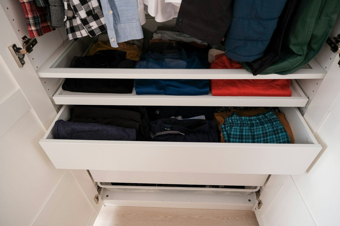 Verwandle Deinen Kleiderschrank: Capsule Wardrobe Deutsch Kniffe - by Aylin Koenig