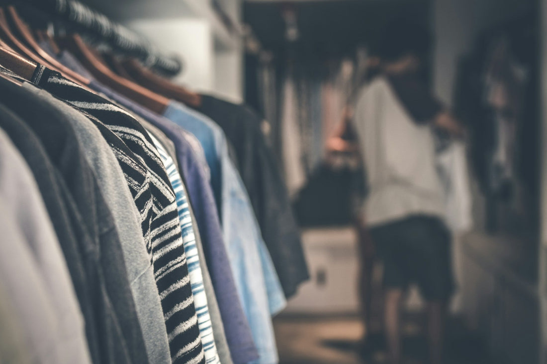 Was ist die Definition von Fast Fashion und warum ist sie wichtig? - by Aylin Koenig