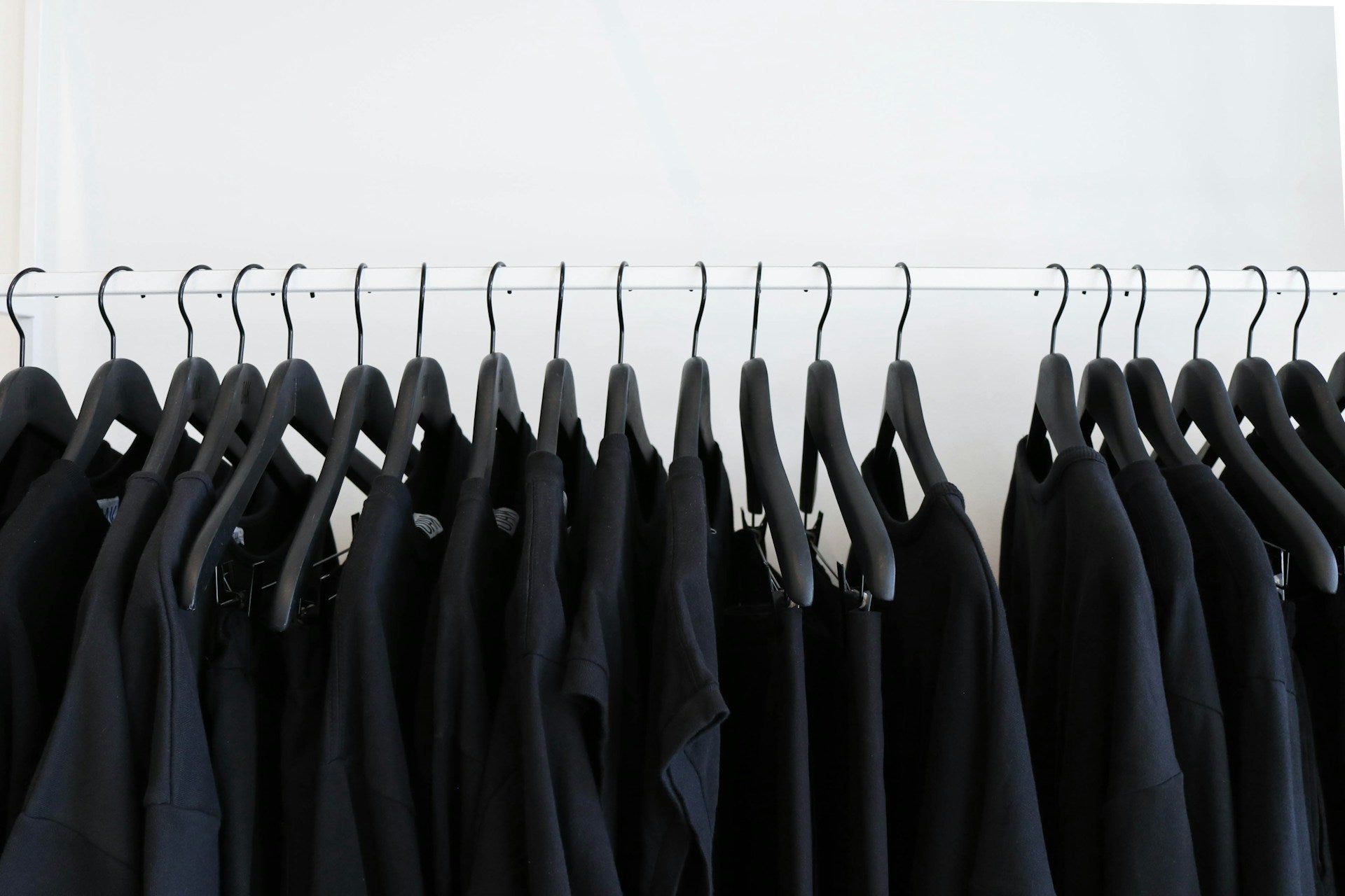 Wie das Fast Fashion Problem deinen Kleiderschrank belastet - by Aylin Koenig