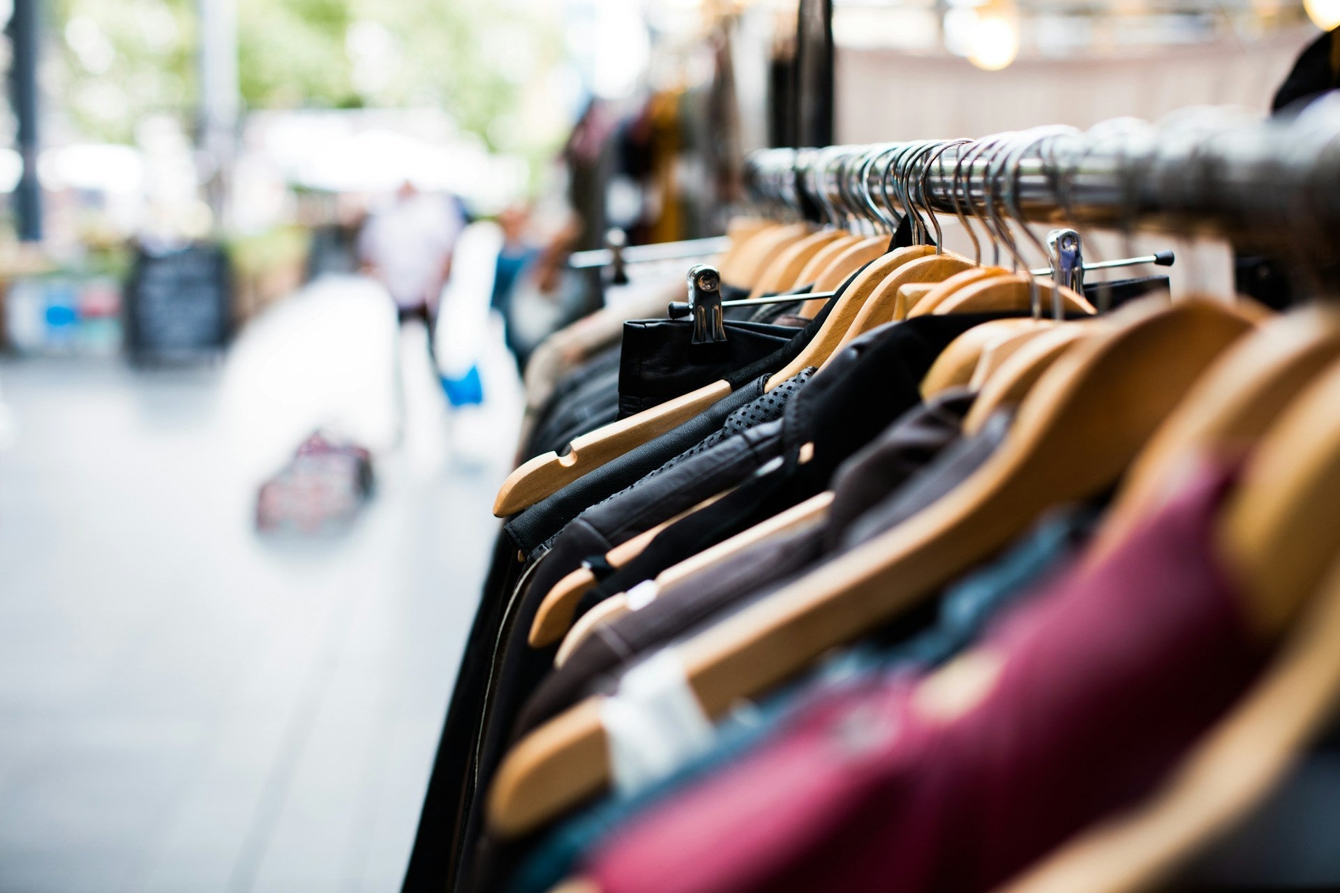 Wie Fast Fashion die Gesellschaft beeinflusst: Ein Blick darauf - by Aylin Koenig