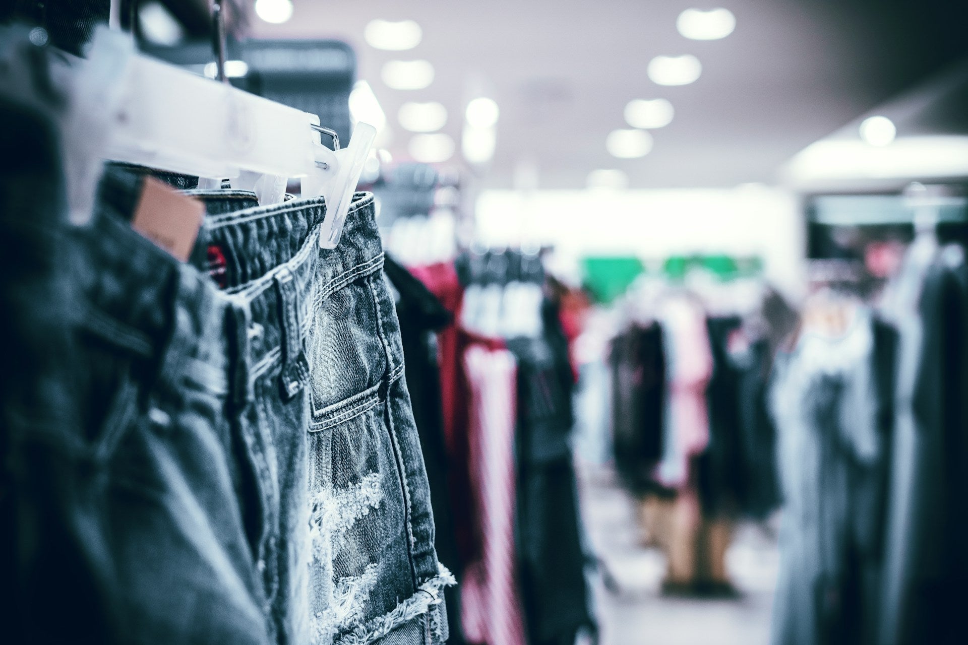 Wie Fast fashion Vorteile deinen Stil revolutionieren können - by Aylin Koenig