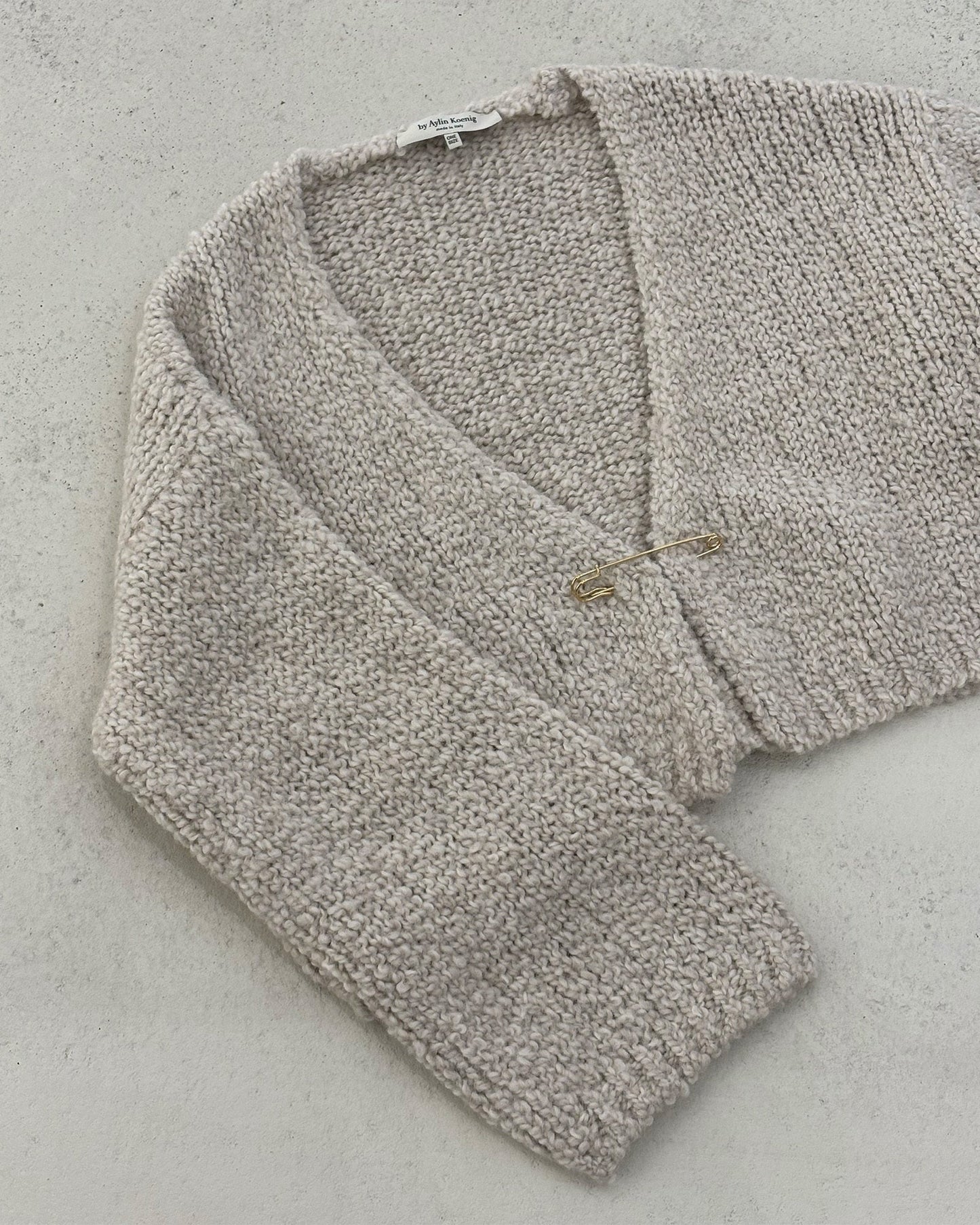 Goldene Nadel - by Aylin Koenig