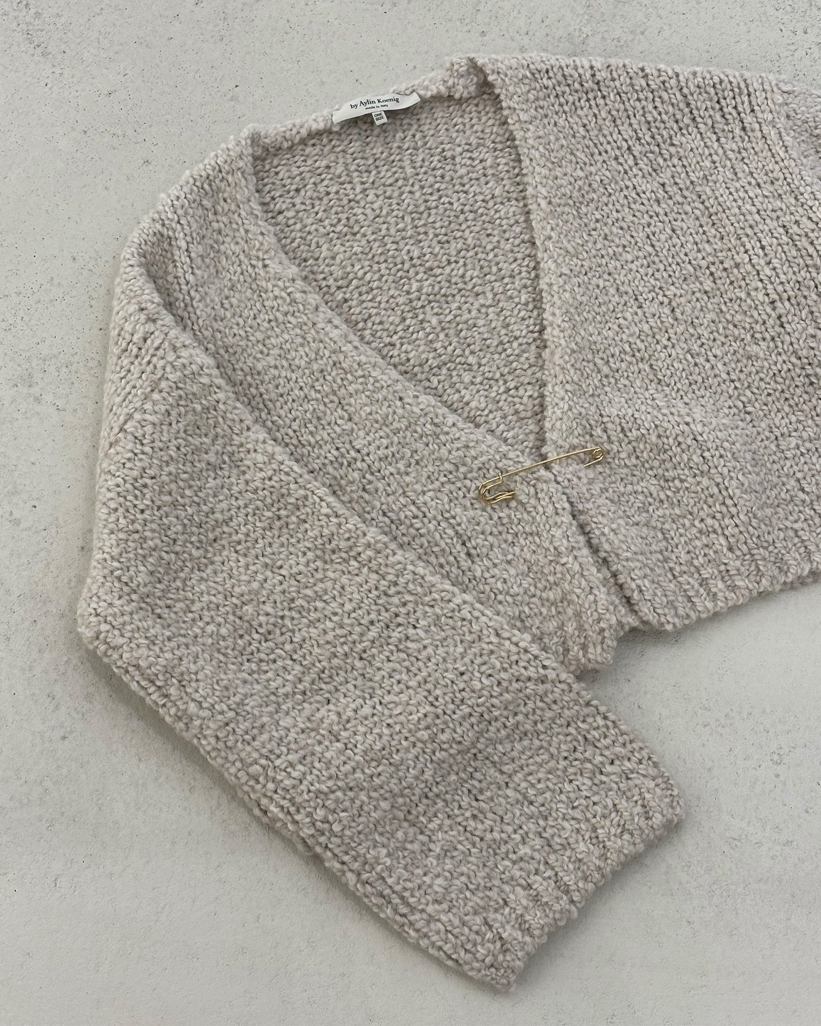 Goldene Nadel - by Aylin Koenig